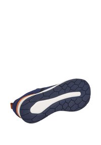 Suela de zapato atlético en color navy con una superficie de goma texturizada, que presenta una línea de acento blanca y detalles en color naranja en el talón.