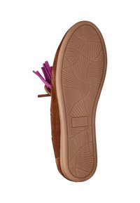 Bruine suede schoen met een gepatternde rubberen zool. Heeft kleurrijke paarse franjes en een laag uitgesneden design. Maat 37 staat op de zool aangegeven.