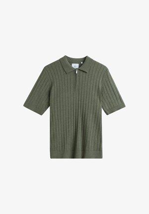 Polo vert olive à manches courtes en maille avec nervures verticales et patte de boutonnage zippée à l'avant sous le col.