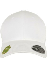 Căciulă de baseball albă din material textil, cu un design structurat, având o visieră curbată, bandă interioară pentru transpirație și etichete cu logo pe lateral.