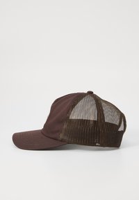 Barna sapka ívelt napellenzővel, kombinált anyag- és hálós dizájnnal, elöl logóval és hátul snapback záródással.