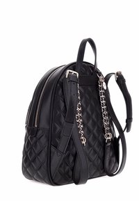 Zaino in pelle nera trapuntata con accenti in catena argentata, doppi manici superiori e spallacci regolabili, dotato di scomparti con zip per la conservazione.