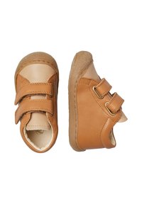 Scarpe in pelle marrone chiaro con doppie strisce in velcro, punte arrotondate, suole in gomma testurizzata e superficie superiore liscia.