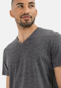 Donkergrijze v-hals t-shirt met korte mouwen, gemaakt van textuurstof, met een relaxed fit en casual stijl. Geen zichtbare logo's of patronen.