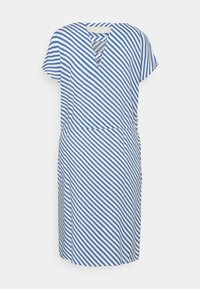 Modro-bílé pruhované šaty s krátkými rukávy, výstřihem do V a volným střihem. Horizontální a vertikální pruhy vytvářejí strukturovaný vzor.