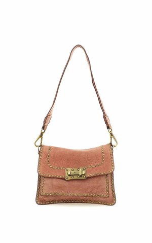 Borsa a tracolla in pelle marrone con borchie dorate lungo i bordi e chiusura metallica dorata sulla patta frontale con tracolla lunga.