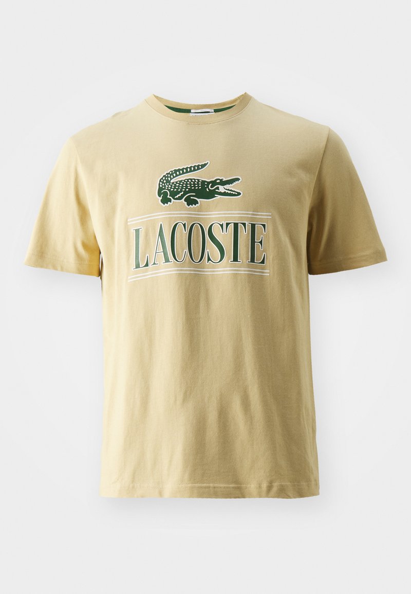 T-shirt Lacoste z krótkim rękawem w jasnym khaki z bawełny z zielonym logo krokodyla oraz napisem "LACOSTE", z klasycznym okrągłym dekoltem.