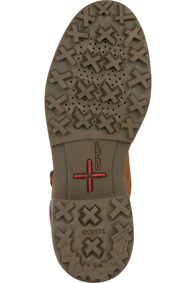 Semelle en caoutchouc marron avec un motif de semelle comportant des crosses surélevées et des perforations. Accents rouges et logo "GEOX" visible à l'arrière.