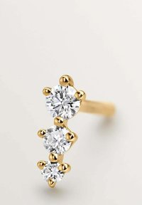 Anillo de oro con tres diamantes redondos, cada uno engastado en un bisel liso y redondeado con pequeños acentos esféricos. Diseño elegante y minimalista.