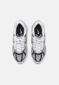 Crne i bijele Nike Air Pegasus tenisice s mrežastim gornjištem, teksturiranim crnim detaljima, bijelim vezicama i branded jezikom.