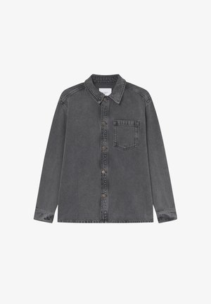 Szara koszula dżinsowa z długimi rękawami, zapinana na guziki z przodu, z kołnierzykiem i jedną kieszenią na piersi. Posiada lekko wyblakłą fakturę i klasyczny krój.