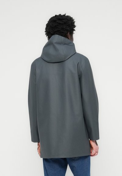 Grå vanntett jakke med hette, med et minimalistisk design, lange ermer, og en litt løs passform, laget av glatt, matt stoff.