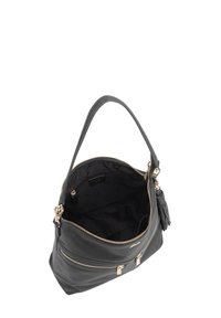 Zwart leren handtas met een enkele schouderband, een hoofdcompartiment met rits en twee buitenste ritszakken. De binnenkant heeft een stoffen voering.