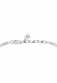 Bracciale d'argento con un design a maglia piatta, dotato di chiusura a gancio e un ciondolo quadrato con logo incisa. Texture metallica liscia.