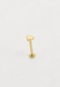 Goldfarbene, herzförmige Steckerohrringe mit geradem Stift und kreisförmigem Sockel, die über eine glatte, glänzende Oberfläche verfügen.