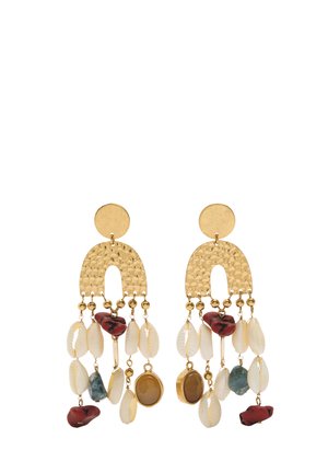 Złote kolczyki o młotkowanym wzorze łuku, z wiszącymi białymi muszelkami, czerwonymi i zielonymi kamieniami oraz złotymi koralikami dla tekstury i detali.