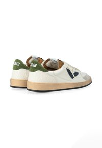 Hvide sneakers med grønne og brune akcenter, teksturerede cremefarvede paneler og en beige gummisål, der har minimal branding på hælen.