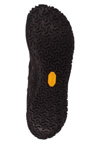 Juodas guminis padas su geometriniu protektoriumi. Iškilmingas geltonas "Vibram" prekės ženklas centre, užtikrinantis sukibimą ir ilgaamžiškumą.