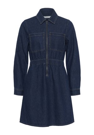 Robe en denim avec un col, des manches longues, deux poches avant et une taille élastique. Couleur bleu marine avec des coutures contrastantes.