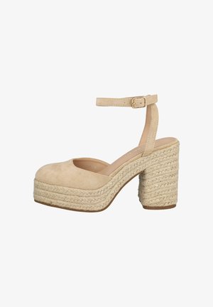 Sandalia de plataforma de ante beige con tacón de cuña trenzado de cuerda y correa ajustable en el tobillo con hebilla dorada.