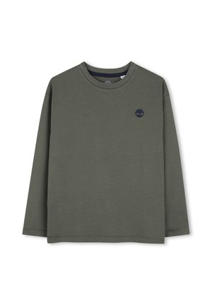 Langarmig olijfgroen shirt met een klein donker boomlogo op de linkerborst, weergegeven op een witte achtergrond.