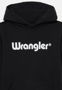 Czarna bluza z kapturem z dużym białym logo "Wrangler" z przodu. Wykonana z miękkiego materiału, z kieszenią kangurzą i kapturem ze sznurkiem.
