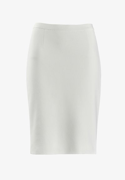 Balta zīda svārku ar gludu tekstūru, pieguļošu dizainu un smalkiem sānu šuvēm. Vidēja garuma, bez redzamām detaļām vai rakstiem.