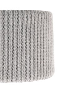 Bandeau en tricot gris avec une texture côtelée et un design doux et extensible. Le tissu est chaud et légèrement parsemé de teintes plus foncées.