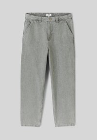 Pantalons en denim gris à coupe décontractée avec une texture légèrement délavée, un design à cinq poches et une fermeture à bouton à la taille.
