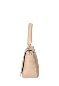Sac à main en cuir beige au design structuré, avec poignée supérieure et texture lisse. Il dispose d'une bandoulière amovible et d'accents sur les côtés.