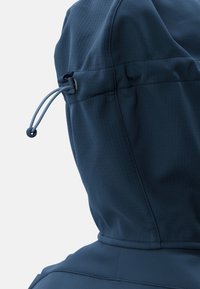 Dunkelblaue Jacken-Kapuze mit verstellbarem Kordelzug und Knebelverschluss auf der Rückseite vor hellem, einfarbigem Hintergrund.