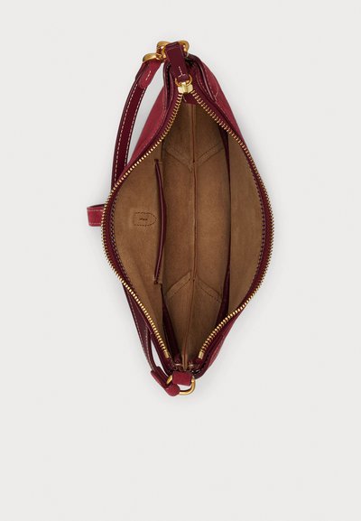 Κόκκινη δερμάτινη τσάντα με χρυστό φερμουάρ, εσωτερική επένδυση, δύο θήκες και μικρές πλαϊνές τσέπες για οργάνωση.