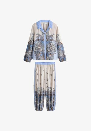 Langärmeliges Hemd mit Knöpfen und lockere Hose mit blauem Kragen und Paisley-Mustern in Blau-, Braun- und Beigetönen an Ärmeln und Hosenbeinen.
