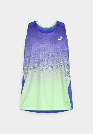 Sportowy top na ramiączkach z gradientowym wzorem przechodzącym od fioletowego do zielonego, z abstrakcyjnymi wzorami i niebieskimi akcentami po bokach. Wykonany z oddychającego materiału.