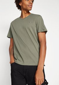 Lacoste Basic póló - khaki