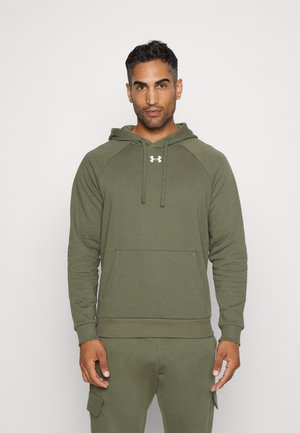 Olivegrüner Hoodie mit einer Fronttasche, Kordelzugkapuze, gerippten Bündchen und einem kleinen Logo auf der Brust. Hergestellt aus weichem, bequemem Stoff.
