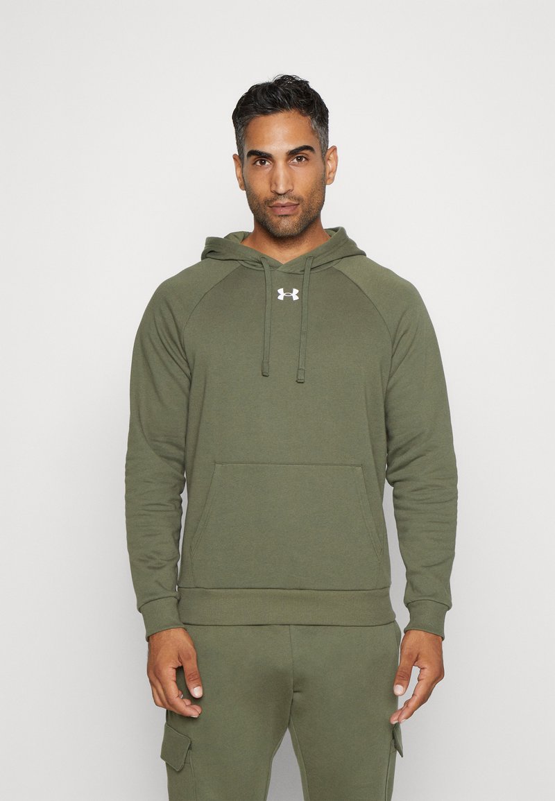 Olivegrüner Hoodie mit einer Fronttasche, Kordelzugkapuze, gerippten Bündchen und einem kleinen Logo auf der Brust. Hergestellt aus weichem, bequemem Stoff.