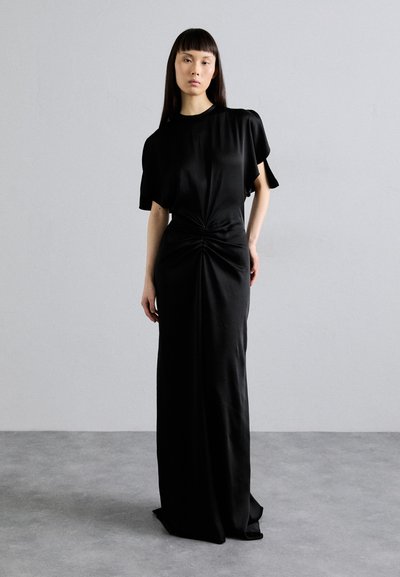 Zwarte, vloerlange jurk met korte, fladderende mouwen; gerimpeld detail bij de taille aan de voorkant; zachte, lichte stof; minimalistisch ontwerp.