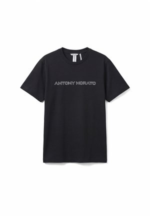 Camiseta negra de manga corta con cuello redondo y texto "ANTONY MORATO" en blanco contorneado, centrado en el frente.