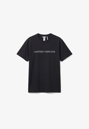 Camiseta negra de manga corta con cuello redondo y texto "ANTONY MORATO" en blanco contorneado, centrado en el frente.