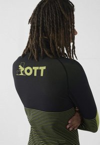 Maglia protettiva a maniche lunghe nera e verde con motivo a strisce, logo sul retro e design aderente per attività acquatiche.