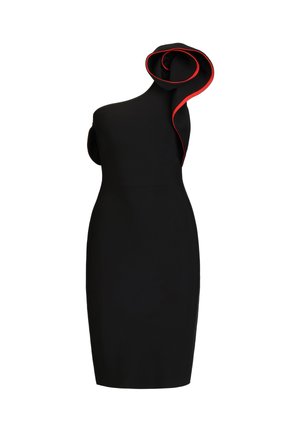Abito nero monospalla con dettaglio di balza scolpita bordata di rosso sulla spalla, silhouette aderente, lunghezza al ginocchio.