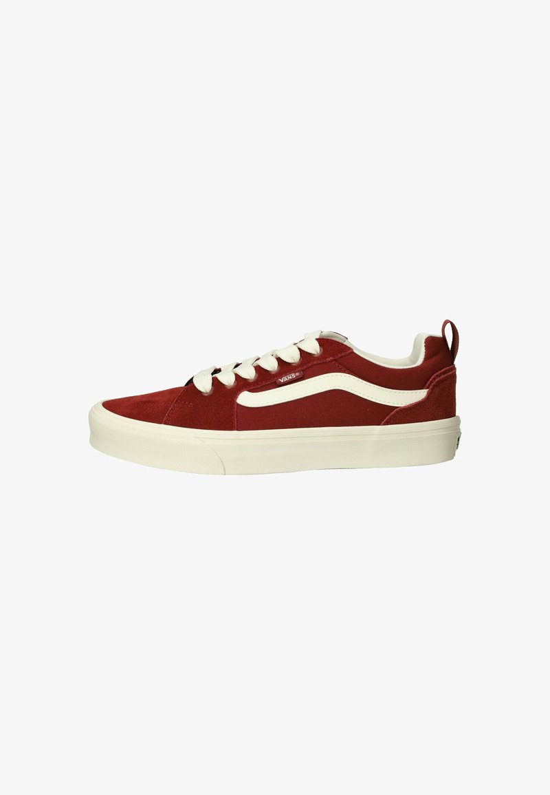 Zapatillas de ante rojas con cordones crema y una franja lateral, que cuentan con una punta redonda y suela de goma. Lengüeta en el talón para facilitar el uso.