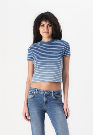 Niebieski i biały paskowany crop top z okrągłym dekoltem, krótkimi rękawami i miękką teksturą, zestawiony z jasnoniebieskimi dżinsami.