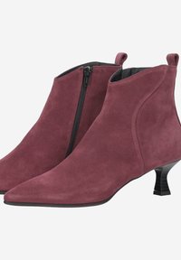 Bottines en daim bordeaux à bout pointu et petit talon carré. Présentent une fermeture éclair sur le côté et une texture lisse.
