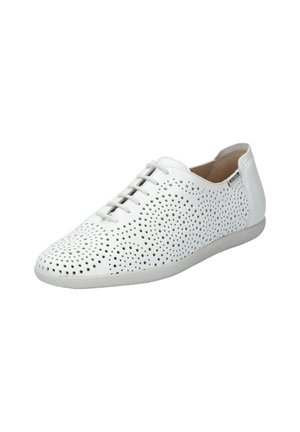 Baskets blanches perforées avec un bout arrondi, une conception à lacets et une semelle en caoutchouc plate. La partie supérieure présente des trous régulièrement espacés pour une ventilation.