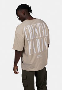CRYSTAL PARIS FACE - Triko s potiskem - brown rice