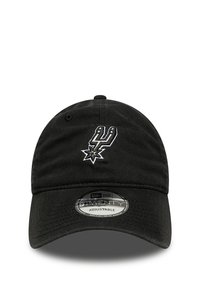 Gorra de béisbol negra ajustable con el logo de los San Antonio Spurs bordado en blanco en la parte frontal y una pegatina "9TWENTY" de New Era en la visera.