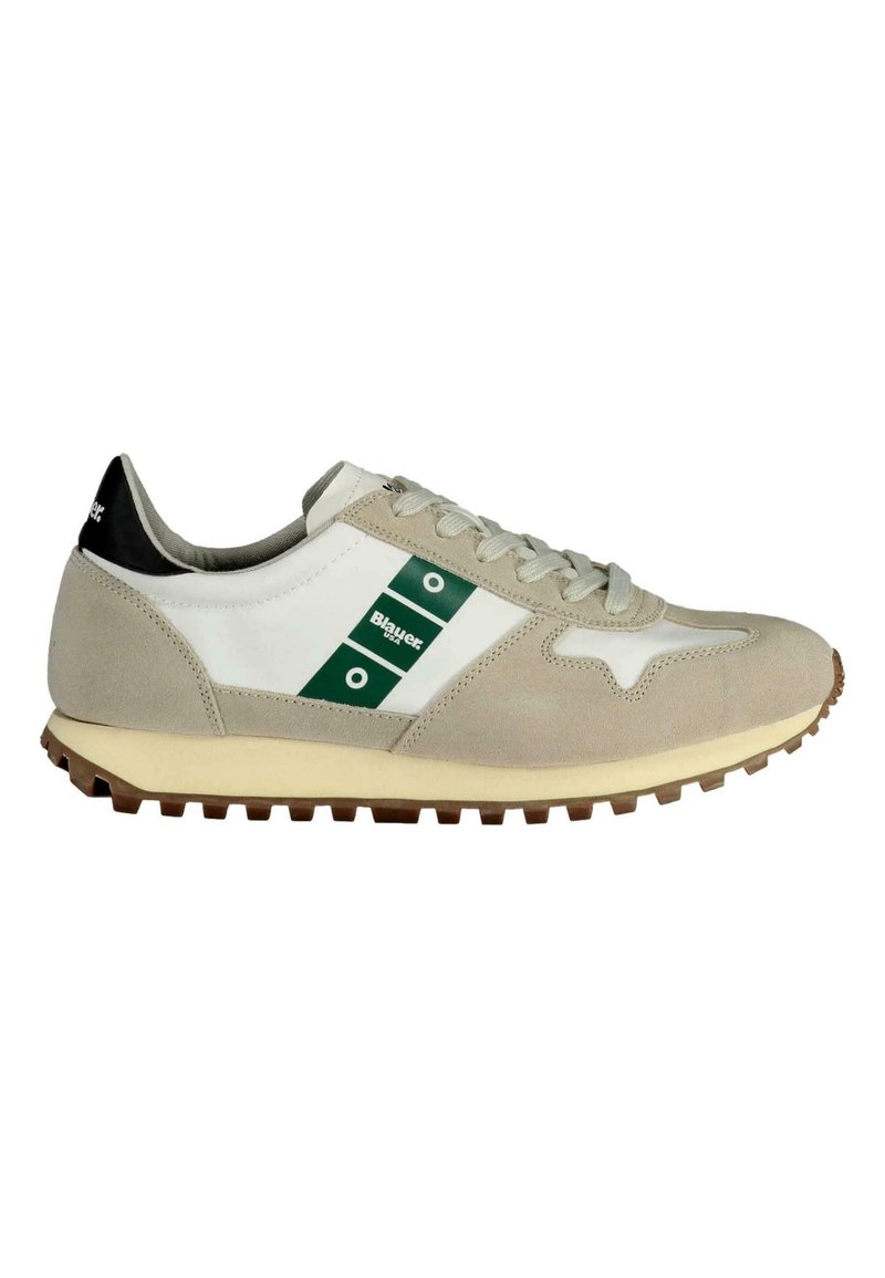 Zapatillas de deporte en gris claro y blanco con una franja verde y un acento en el talón negro. Fabricadas en ante y malla, con una suela de goma texturizada.
