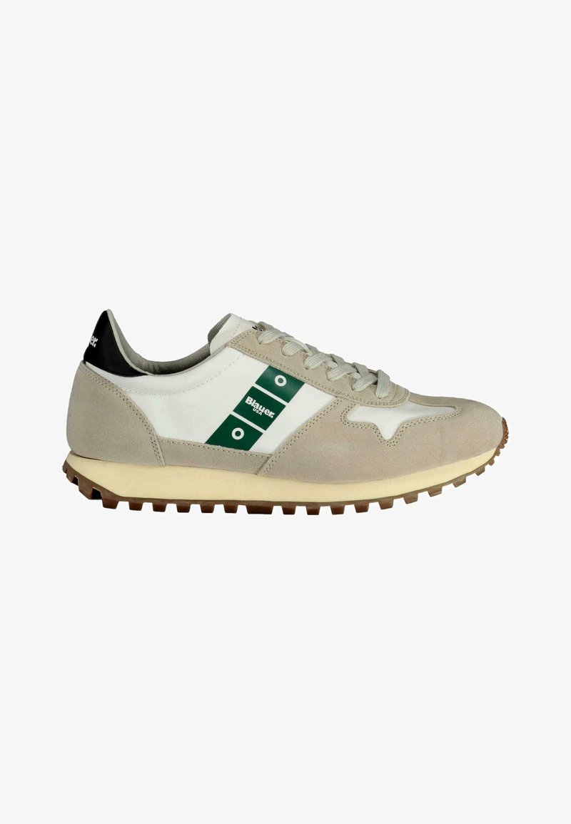 Zapatillas de deporte en gris claro y blanco con una franja verde y un acento en el talón negro. Fabricadas en ante y malla, con una suela de goma texturizada.